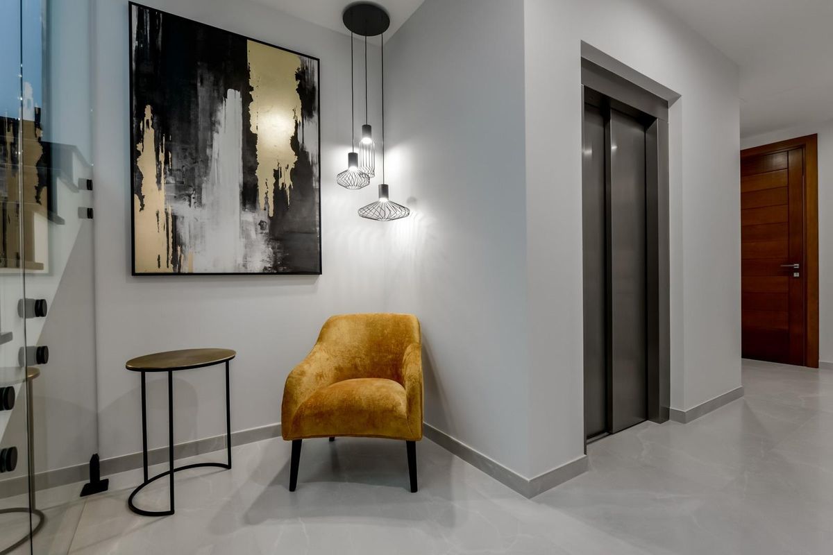 Chique hoek met moderne stoel en lift in een 8-slaapkamer villa in Finestrat, Costa Blanca.