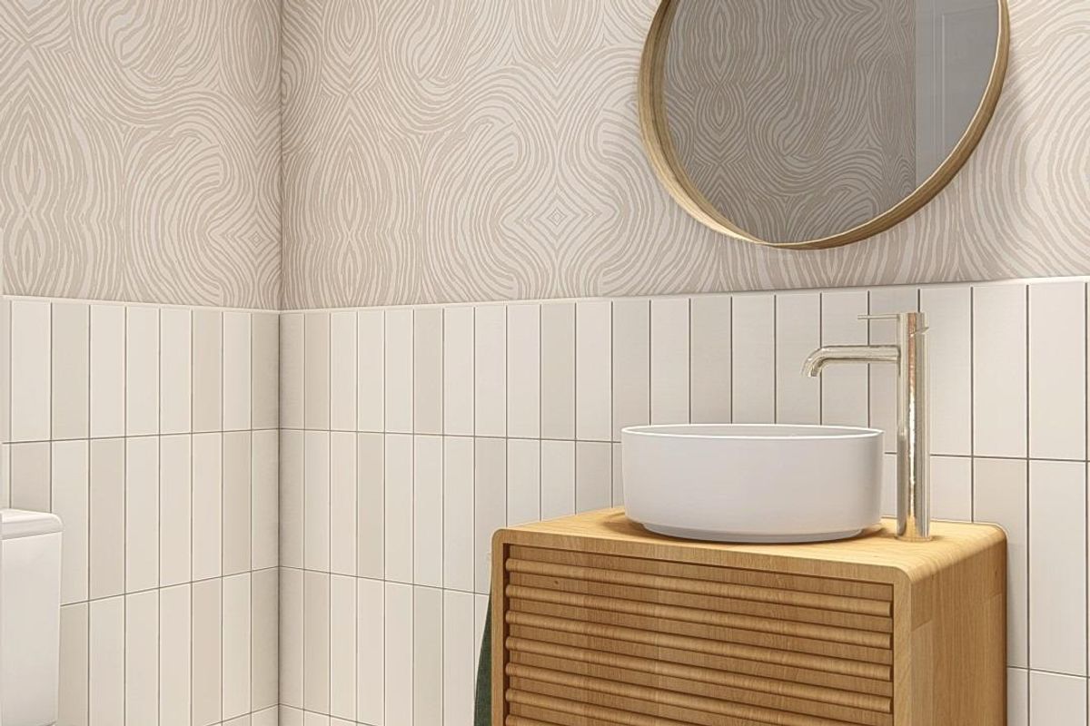 Stijlvolle badkamer met een houten wastafel en ronde spiegel in een 3-slaapkamer bungalow in Dolores, Costa Blanca Zuid.