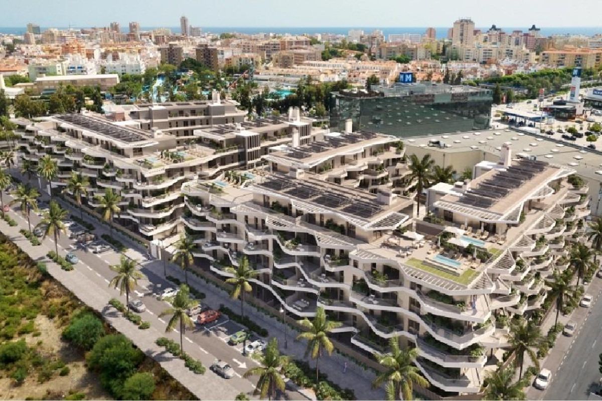 Luchtfoto van moderne appartementen met een weelderig landschap in Mijas, Costa del Sol.