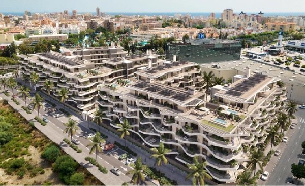 Luchtfoto van een modern 3-slaapkamerappartement in Mijas, Costa del Sol, omringd door palmbomen.