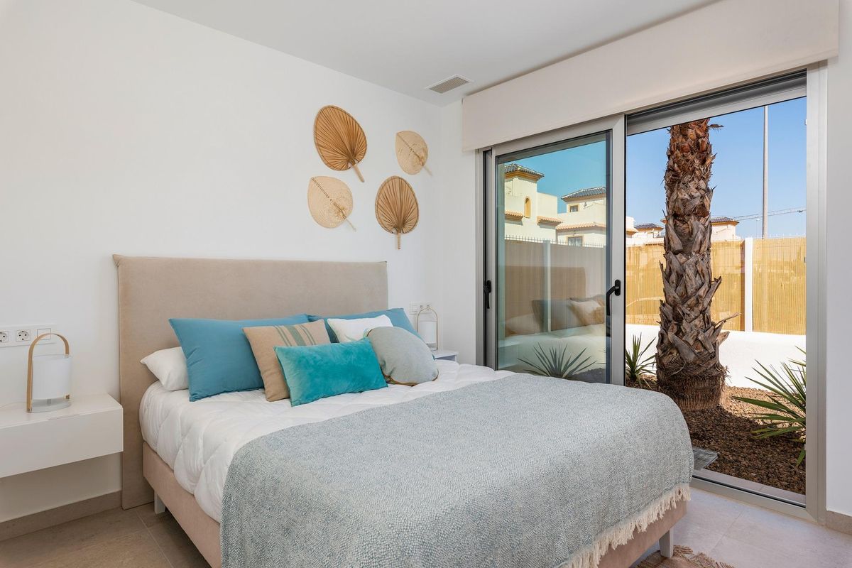 Gezellige gastenslaapkamer met natuurlijke decoratie en toegang tot de tuin in een appartement op de begane grond in Dolores.