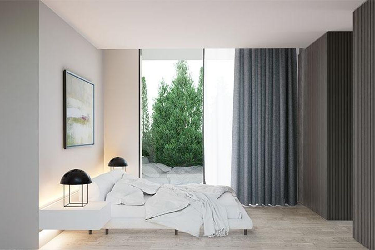 Contemporaine slaapkamer met minimalistisch design en uitzicht op de tuin in een luxe villa in Torrevieja.