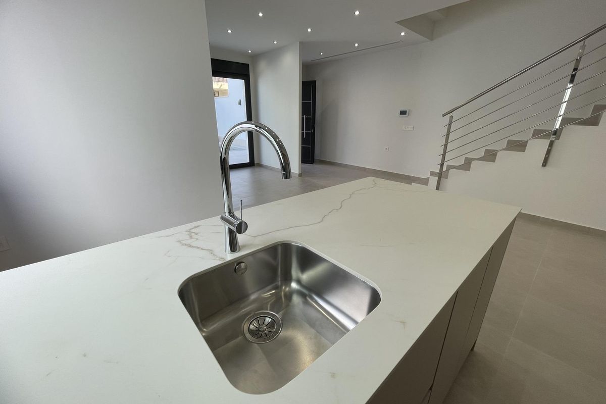 Moderne keuken met een stijlvolle eilandgootsteen in een 3-slaapkamer villa in Almoradi, Costa Blanca Zuid.