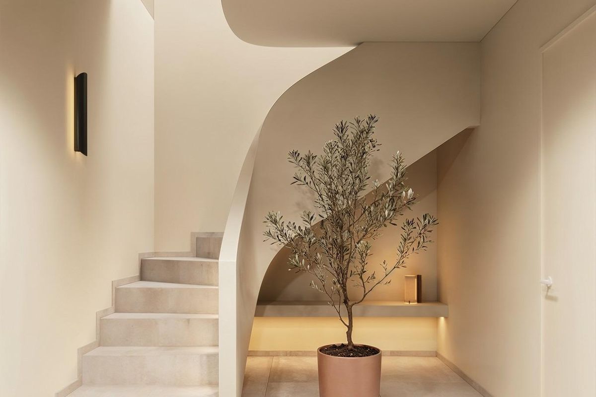 Heldere, luchtige trap met een decoratieve plant, die leidt naar de bovenverdiepingen van een 4-slaapkamer villa in Algorfa, Costa Blanca Zuid.