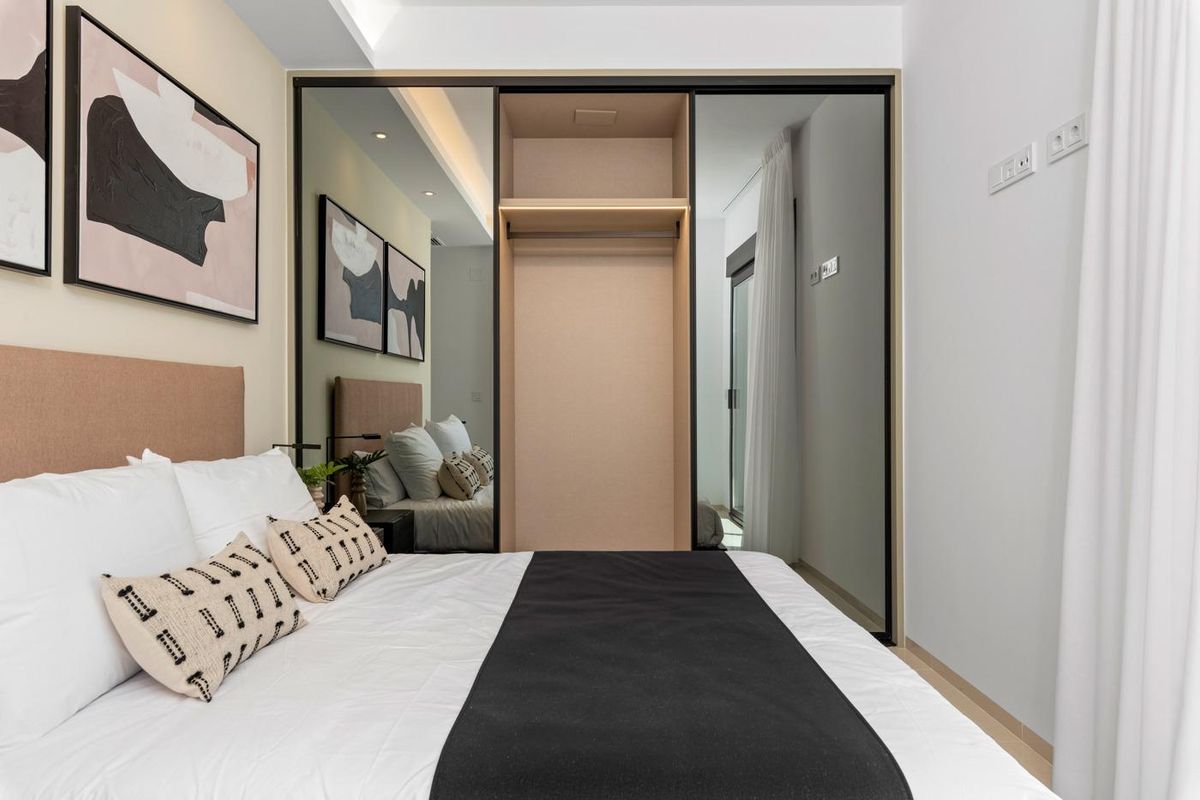 Gezellige slaapkamer met stijlvolle designelementen in een villa gelegen in Ciudad Quesada, Spanje.