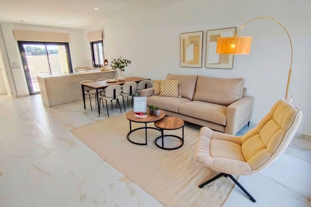 Heldere en uitnodigende woonkamer in de villa, die naadloos aansluit op de keuken in Pilar de La Horadada.
