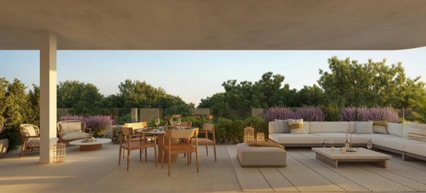 Ruime terras met zitplaatsen en tafel, uitzicht op groen, bij een 2-slaapkamer appartement in Torremolinos.