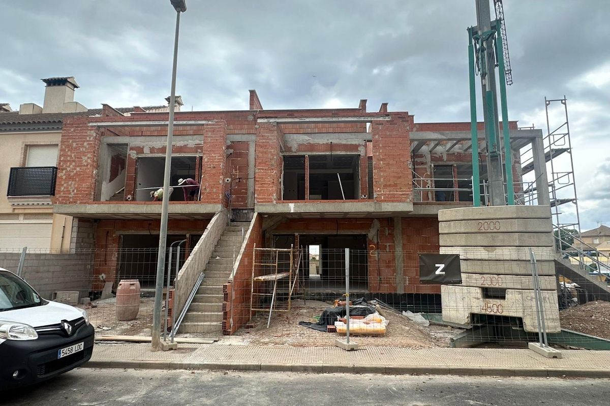 In aanbouw zijnde appartementencomplex, met een blik op de eenheden op de begane grond in San Pedro del Pinatar, Costa Calida, Spanje.