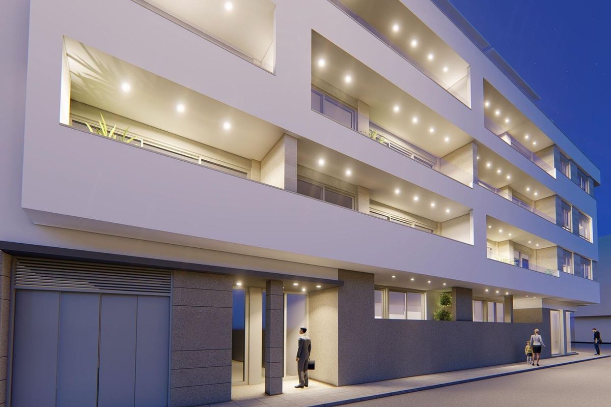 Nachttijdse weergave van de ingang van het gebouw, met moderne designelementen in Torrevieja, Spanje.