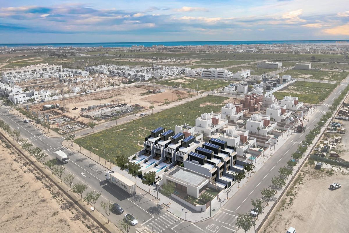 Luchtfoto van nieuwe woningen met zonnepanelen in Pilar de La Horadada, Costa Blanca Zuid, Spanje.