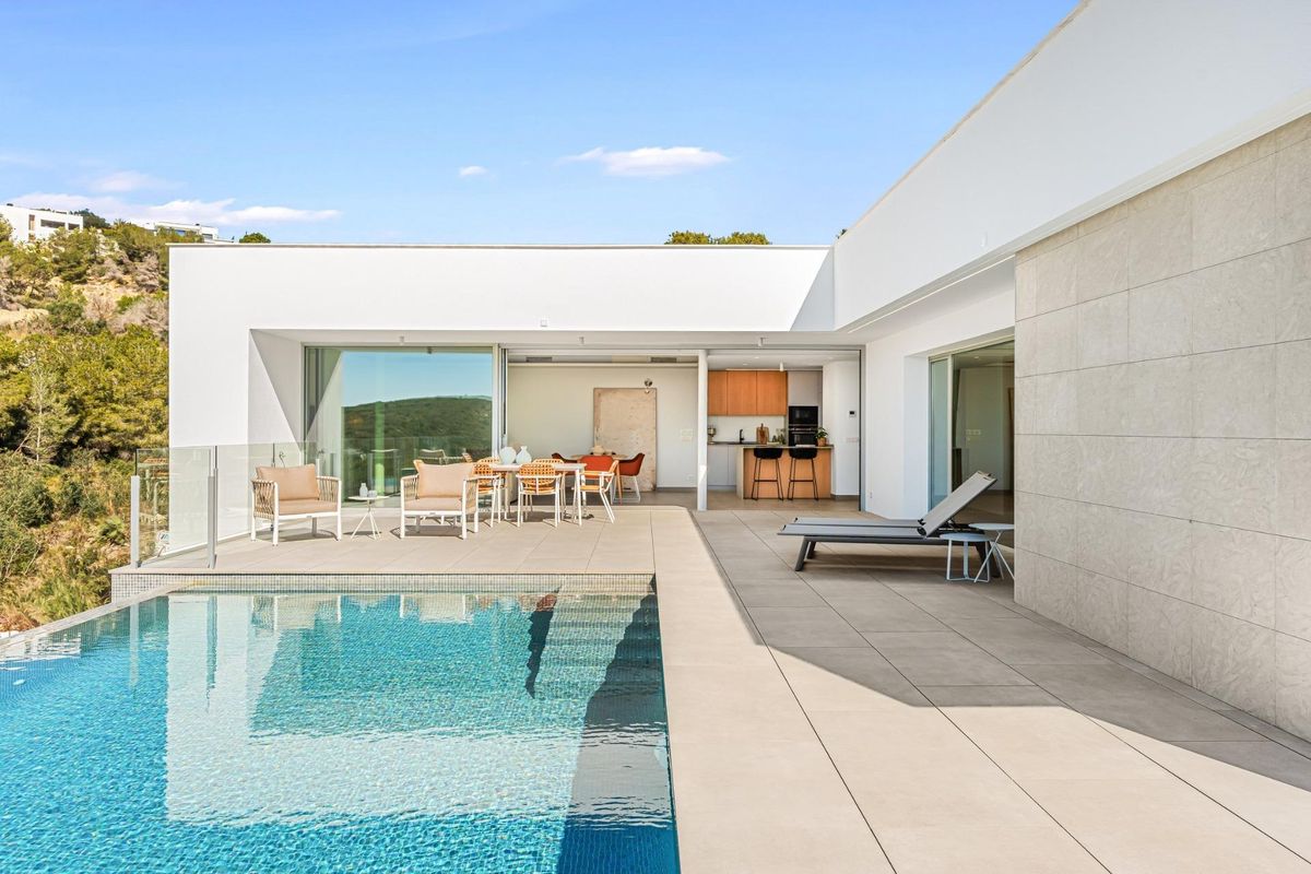 NEW BUILD VILLA WITH THE SEA VIEWS IN CUMBRE DEL SOL