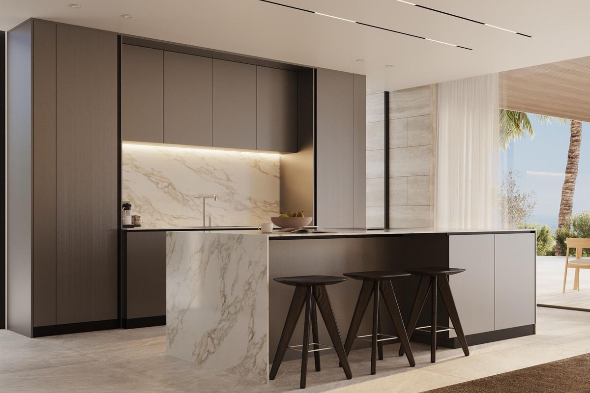 Stijlvol keukeneiland met zitplaatsen in een luxe 5-slaapkamer villa gelegen in Benahavís, Costa del Sol.