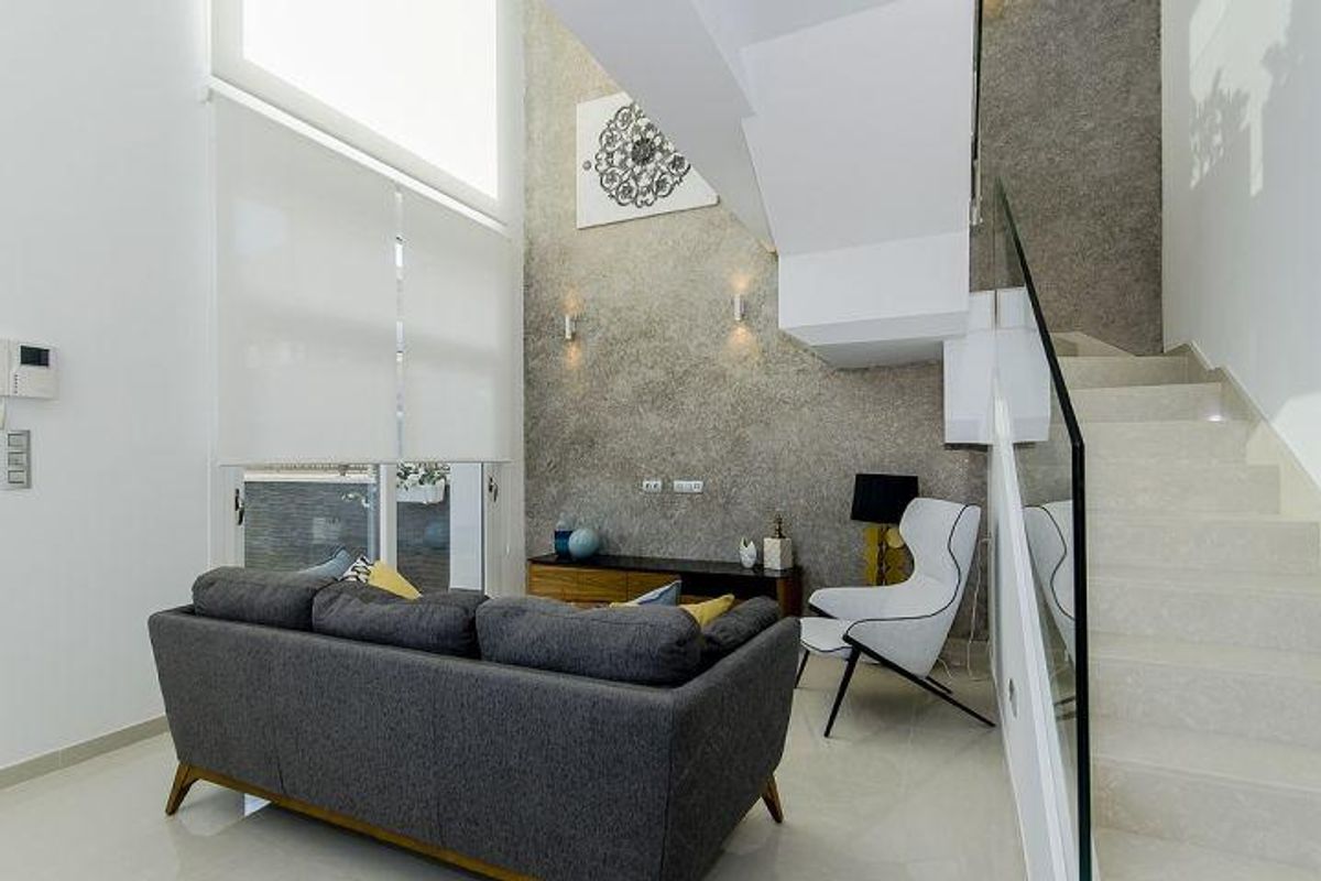 Gezellige woonkamer met een moderne bank en stijlvolle decoratie in een 3-slaapkamer villa in Rojales.