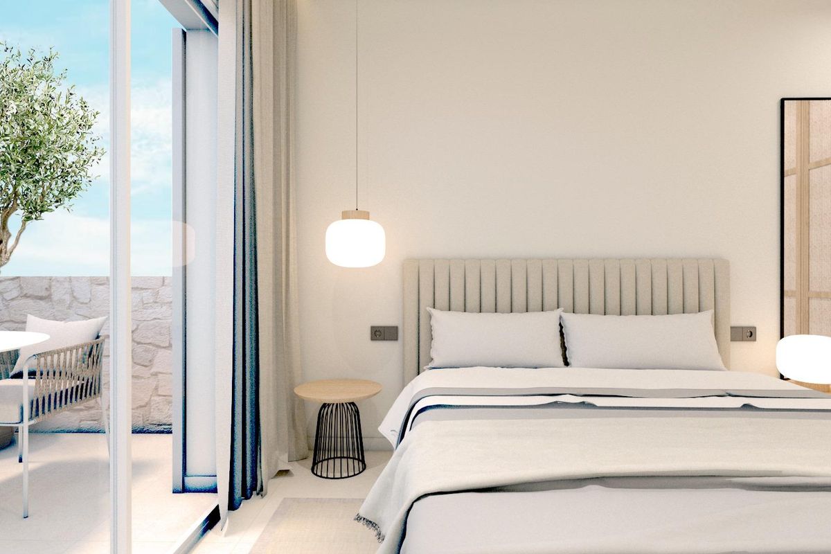 Uitnodigende slaapkamer in een 3-slaapkamer villa, met een gezellig bed en toegang tot het balkon in Pilar de La Horadada, perfect voor ontspanning.