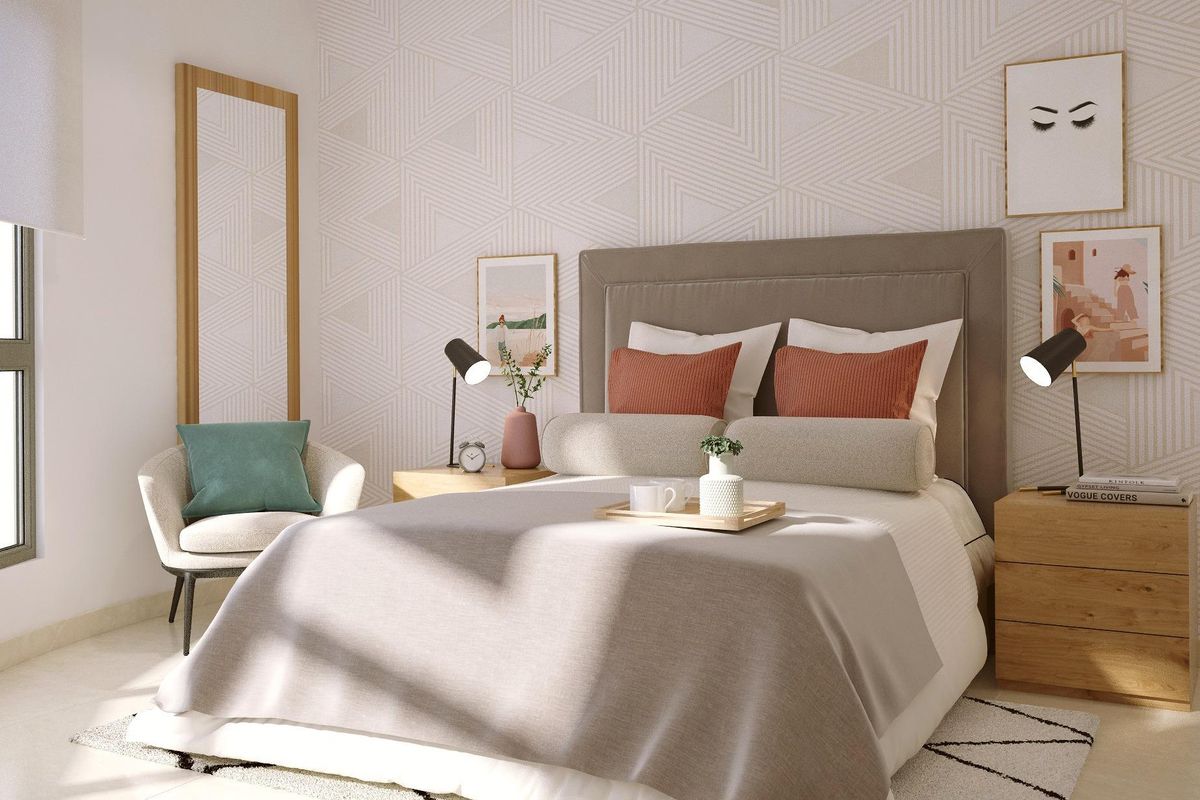 Gezellige slaapkamer met een queensize bed en stijlvolle decoratie, gelegen in een 1-slaapkamer appartement in Torrevieja, Costa Blanca.