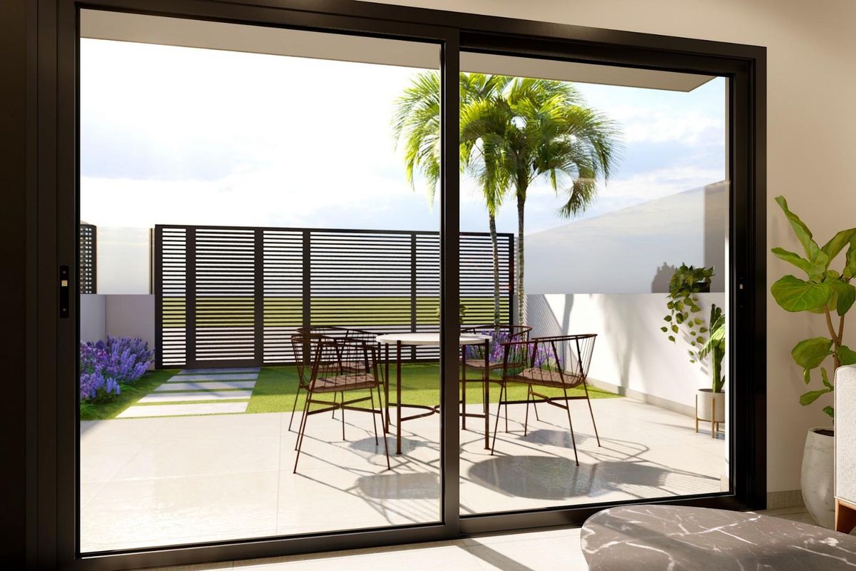 Uitzicht op het terras vanuit het appartement, met buitenmeubels en tuin in San Pedro del Pinatar, Costa Calida.