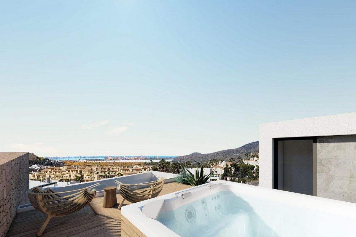 Penthouse terras met een jacuzzi, met uitzicht op La Manga Club en het schilderachtige kustlandschap in Spanje.