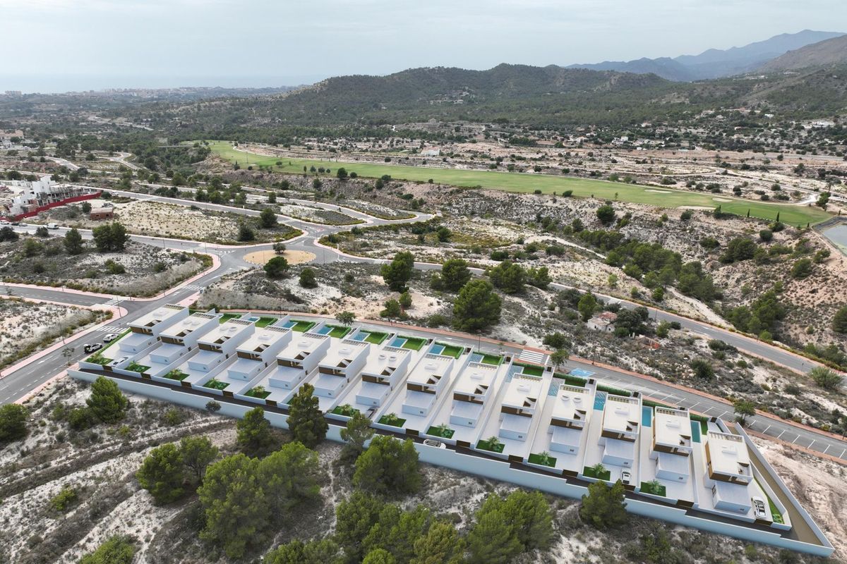 Luchtfoto van een complex van moderne villa's met 3 slaapkamers in Finestrat, costa blanca noord, elk met een privézwembad en tuin.