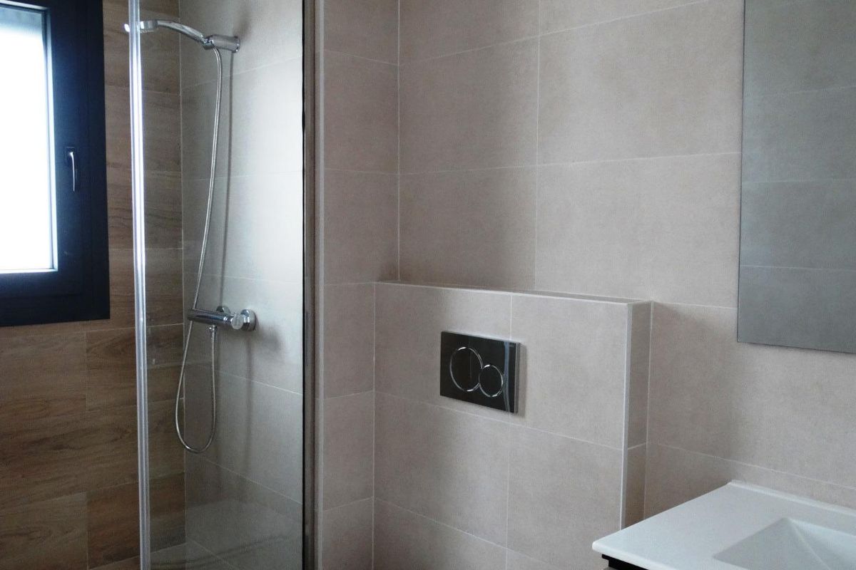 Modern badkamer in een townhouse in San Javier, uitgerust met een douche en stijlvol ontwerp.
