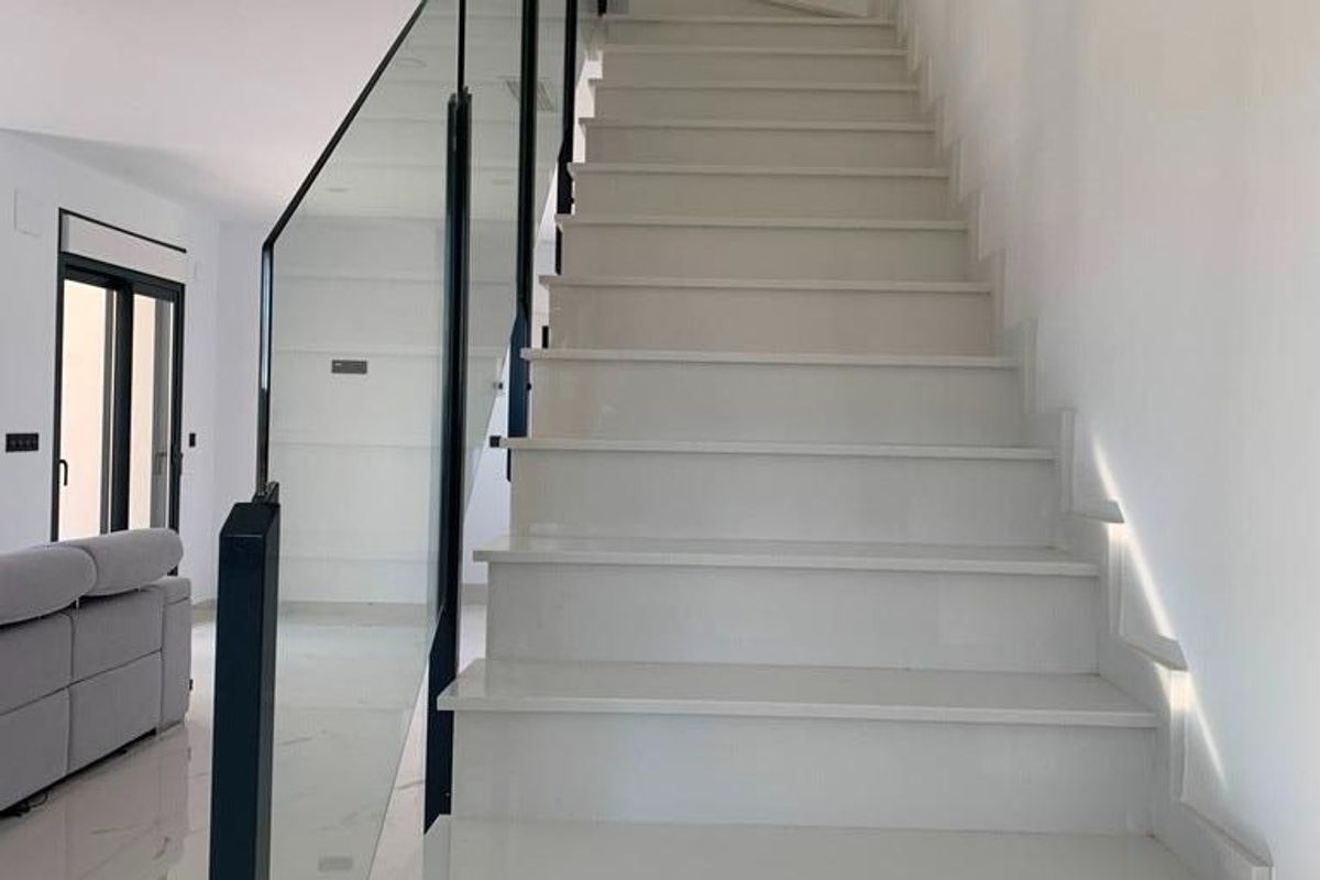 Trap naar de bovenverdieping in een moderne 4-slaapkamer villa in Pinoso, Costa Blanca Zuid, Spanje.