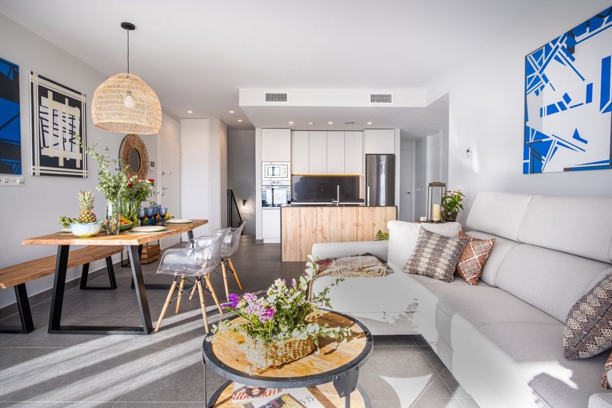 Hedendaagse eetkamer met keuken in een 3-slaapkamer villa, met een stijlvolle inrichting in Polop, Costa Blanca Noord.