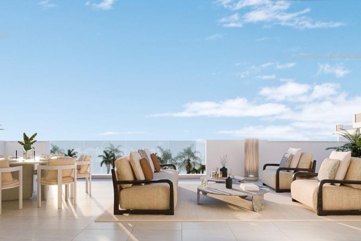 Ruim terras met zit- en eetgedeeltes, met prachtig uitzicht vanaf het penthouse in Estepona.