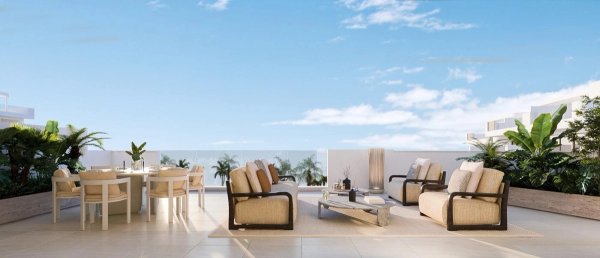 Ruime terrace van een 4-slaapkamer penthouse in Estepona, met zit- en eetgedeelten omringd door groen.