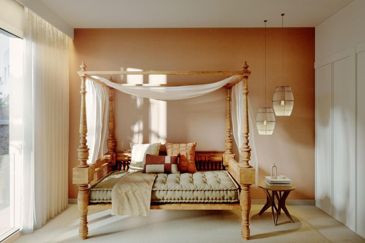 Charmante dagbed met decoratieve kussens in een zonnige slaapkamer van een townhouse in Mojacar.