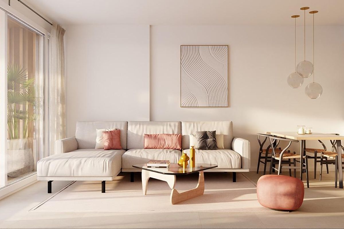 Gezellige woonkamer met stijlvolle meubels en eetruimte in het appartement in San Roque.