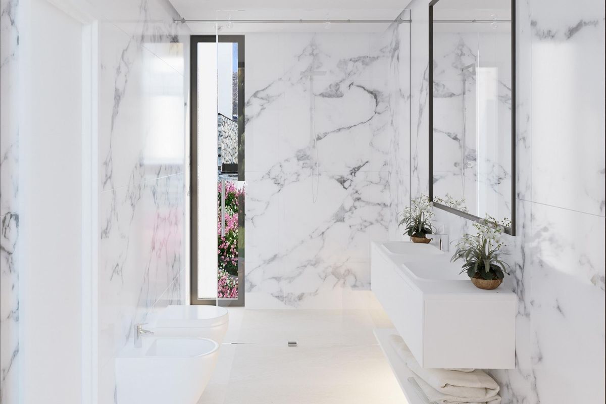 Luxe badkamer in een villa in Mijas, met marmeren afwerkingen en moderne accessoires.