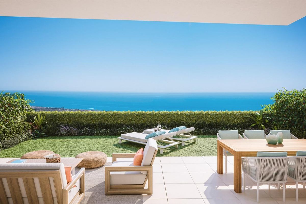 Ruim terras voor dineren en ontspannen met zeezicht in Rincon de la Victoria, Costa del Sol, Spanje.