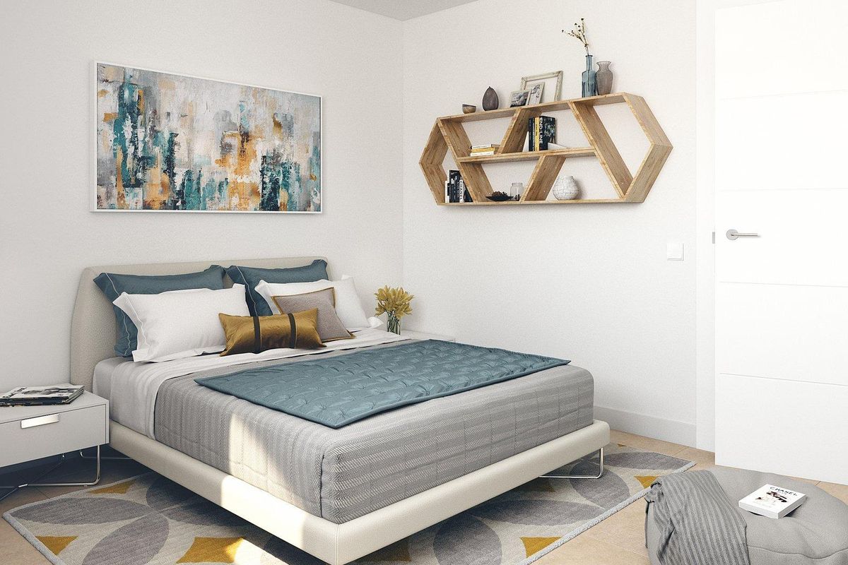 Stijlvolle tweede slaapkamer met decoratieve accenten en een comfortabel bed in appartement in Torremolinos.