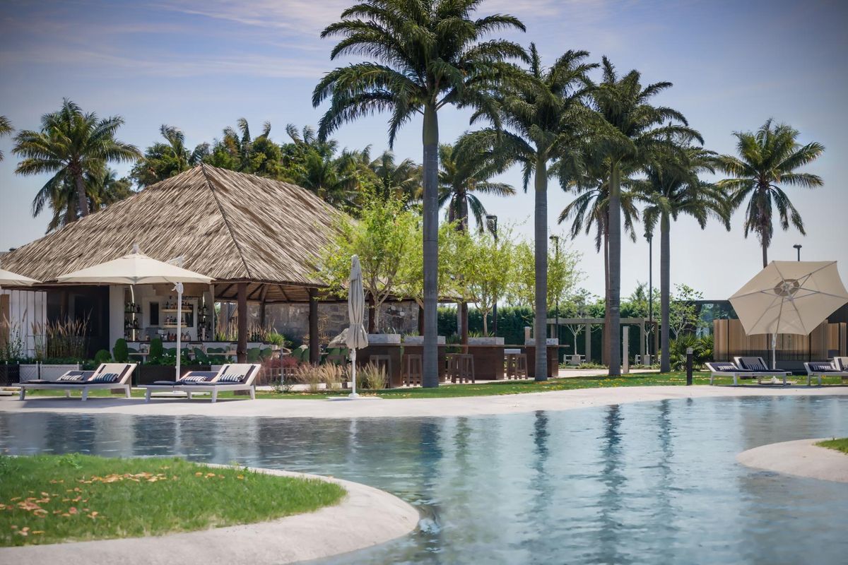 Ontspannend zwembadgebied met rieten lounge en palmbomen in Torre Pacheco, Costa Calida.