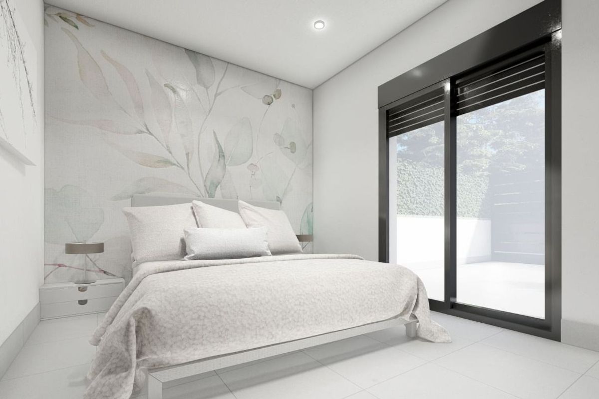 Gezellige slaapkamer met bloemenbehang en toegang tot een buitenruimte in een townhouse in Torre Pacheco.