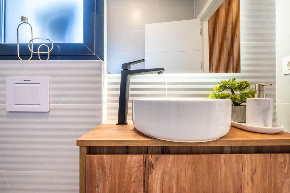 Stijlvol wastafelgebied in een villa in Torre Pacheco, met moderne voorzieningen en natuurlijke accenten.