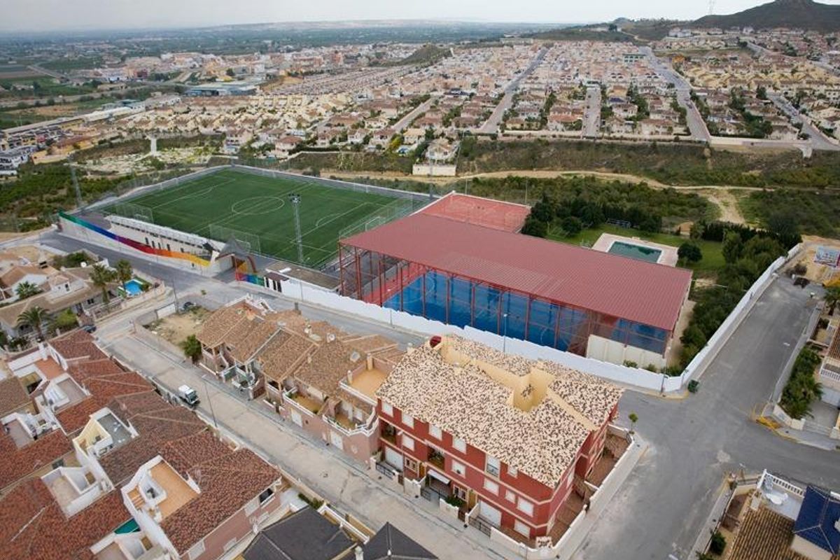 Luchtfoto van Benijofar met nabijgelegen sportfaciliteiten en woonwijken in Costa Blanca Zuid.
