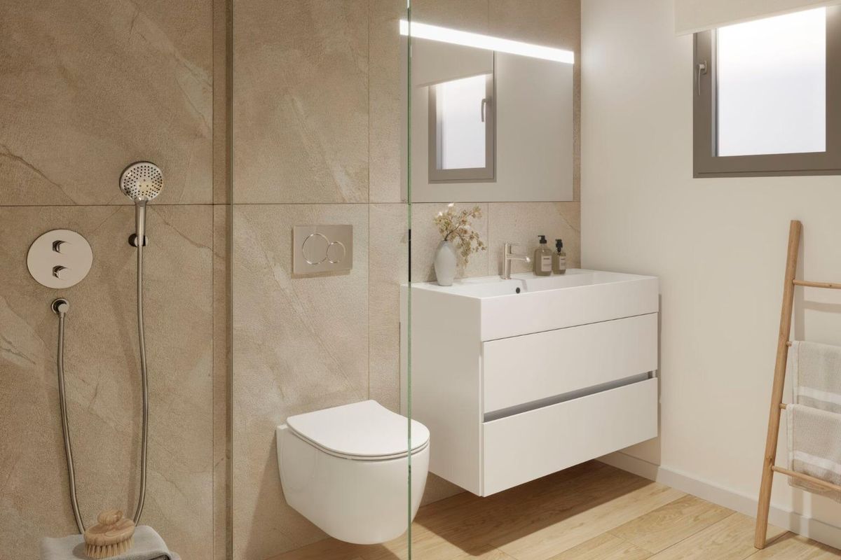 Chic badkamer met moderne armaturen en natuurlijk licht in het penthouse in San Pedro De Alcantara.