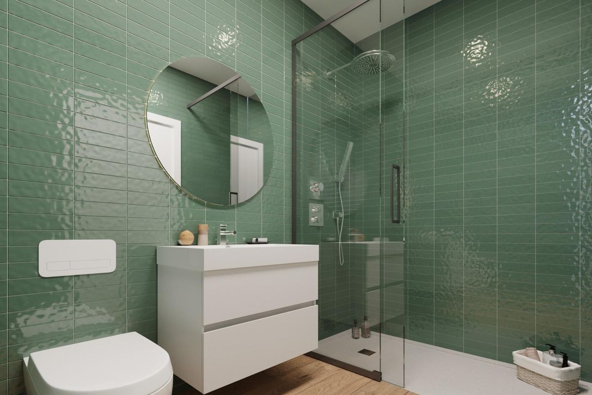 Moderne badkamer met groene tegels en glazen douche in de 3-slaapkamer villa, gelegen in Mutxamel.