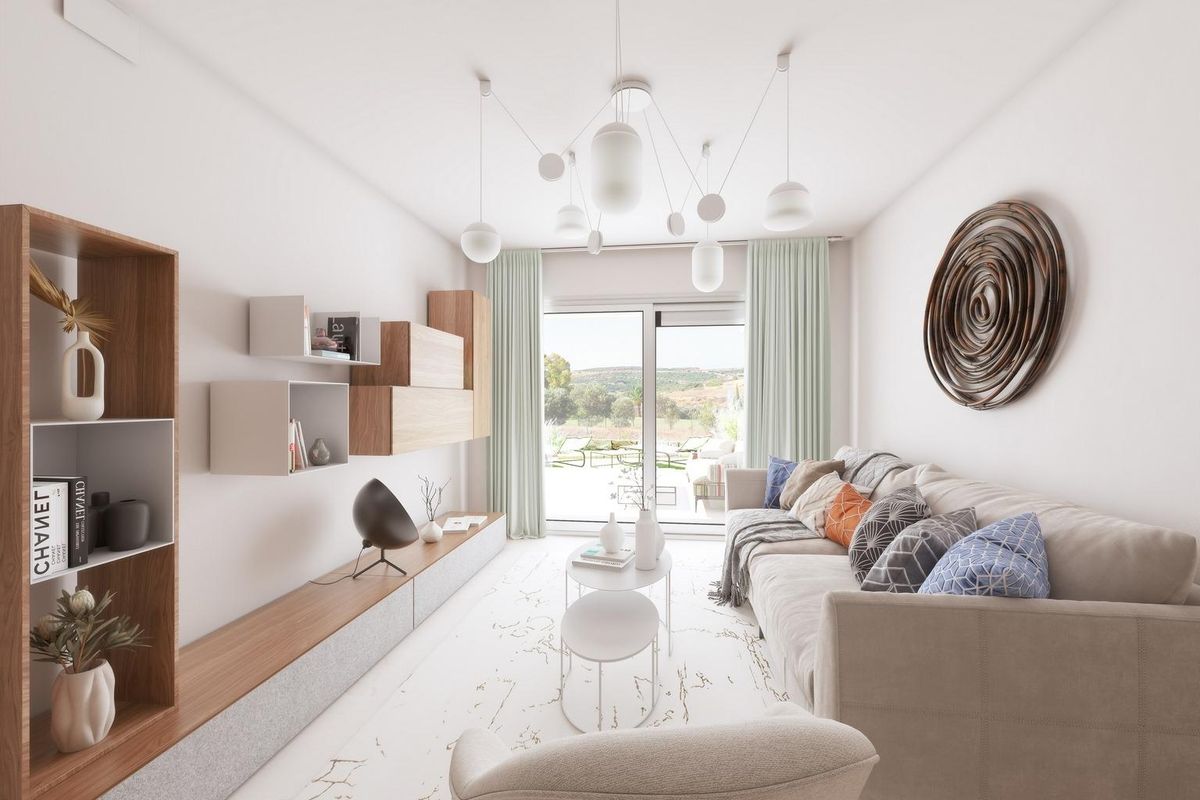 Moderne woonkamer met stijlvolle meubels en natuurlijk licht in een appartement in Estepona.