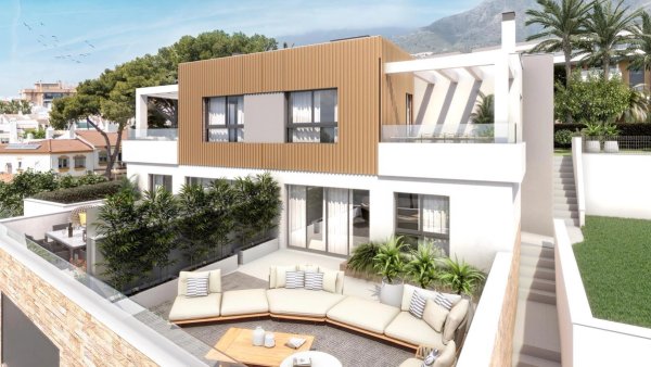 Buitenaanblik van een modern huis met een terras in Torremolinos, Costa del Sol.