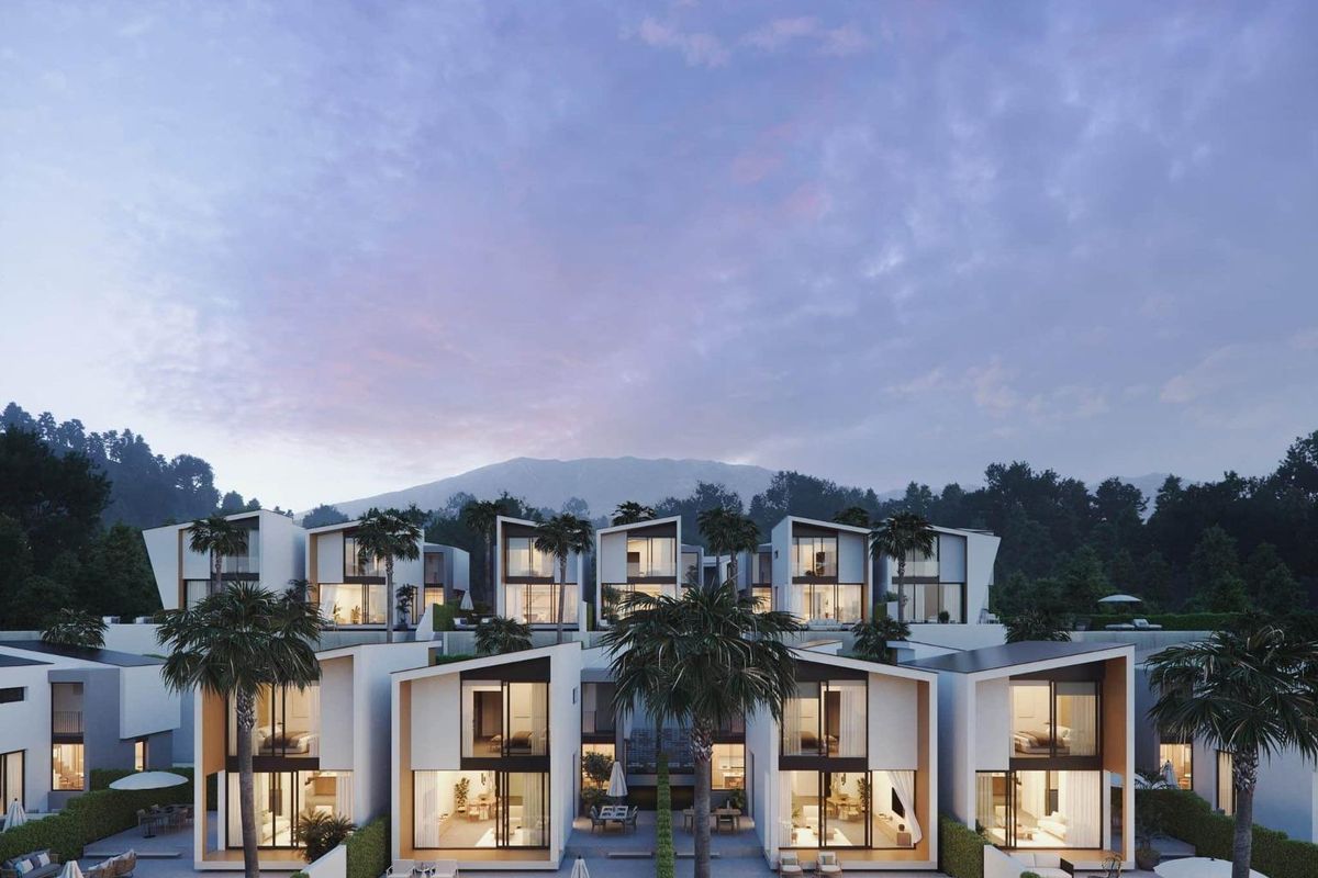 Avondzicht op villa's met zachte verlichting, wat een rustige omgeving toont in Mijas, Costa del Sol.