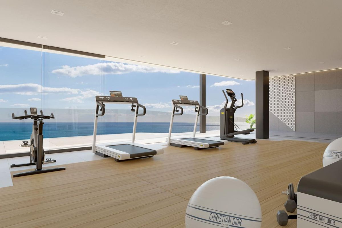 Goed uitgeruste gym met prachtig uitzicht op de oceaan in een luxueuze penthouse in Fuengirola.
