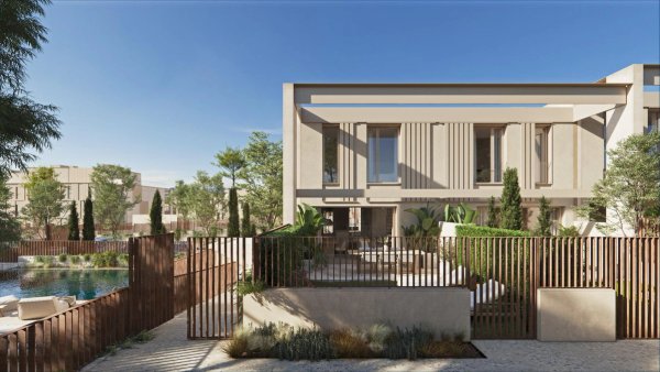 Buitenzicht op een modern 4-slaapkamer townhouses in Godella, met een aangelegde tuin en open terras.