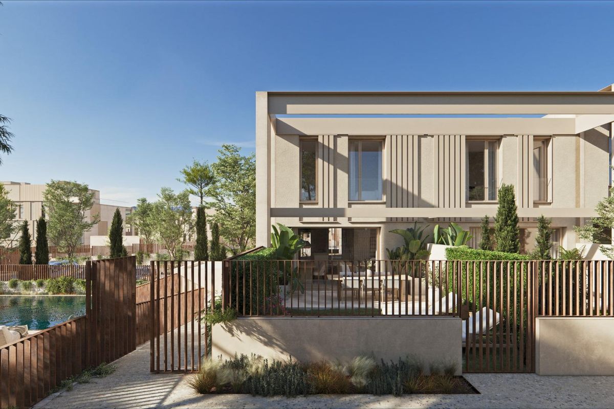 Buitenzicht op een modern 4-slaapkamer townhouses in Godella, met een aangelegde tuin en open terras.