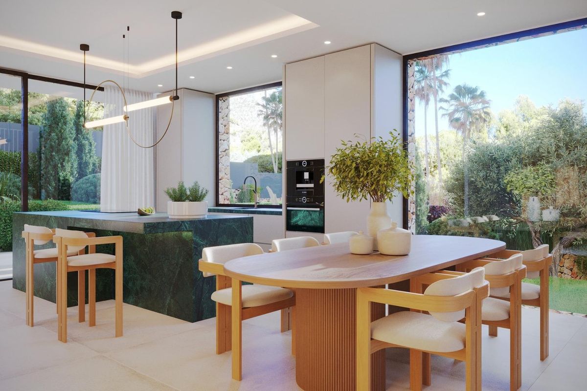 Moderne keuken in de villa gelegen in Jávea, met een groot eiland en veel natuurlijk licht.
