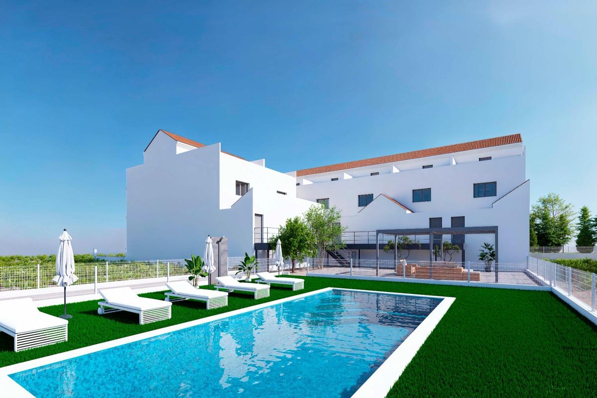 Een andere hoek van het zwembadgedeelte van de town house in Rafal, Costa Blanca Zuid, met ligstoelen en helder water.