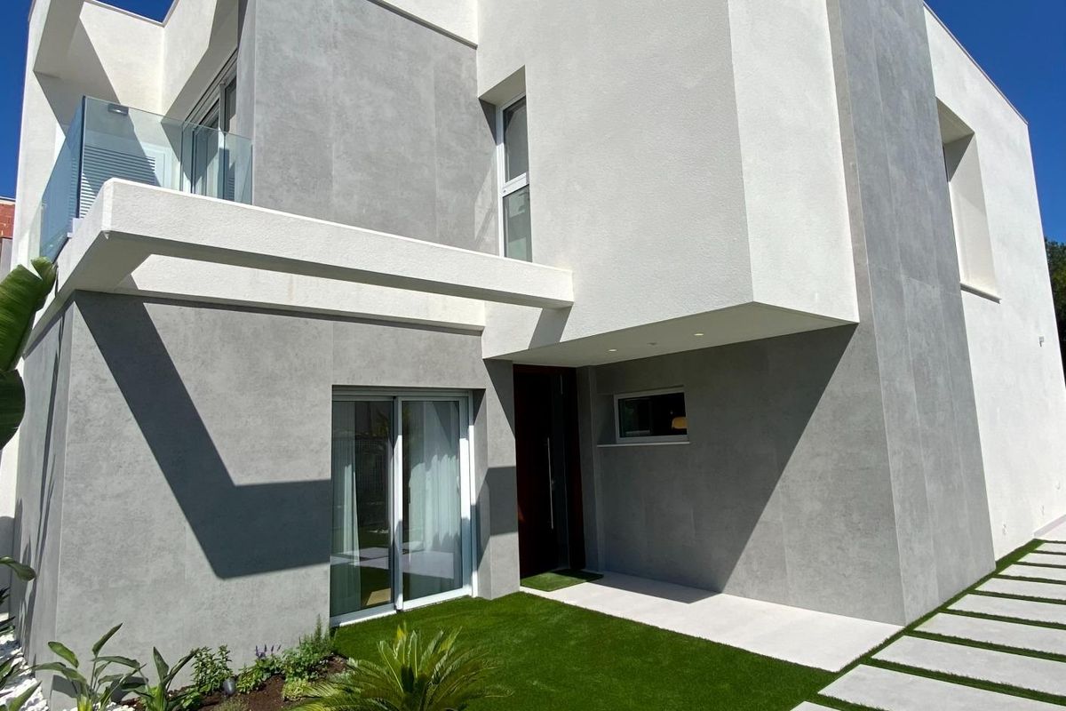 Moderne 3-slaapkamer villa in Finestrat, met een stijlvolle buitenkant en een aangelegde tuin.