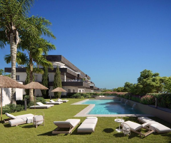 Ruimtelijk zwembadgebied met ligstoelen omgeven door tuinen in Casares, Costa del Sol, met een appartement op de begane grond.