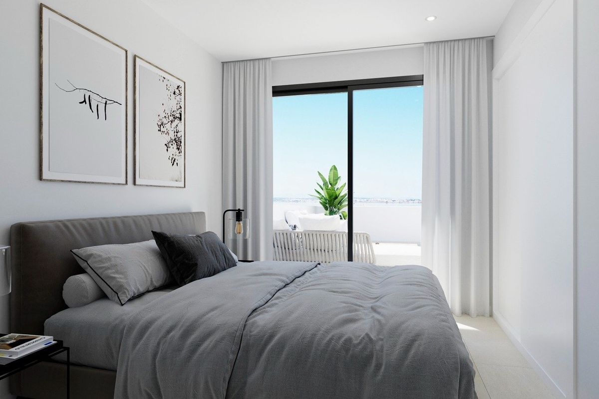 Stijlvolle slaapkamer met natuurlijk licht en toegang tot het balkon in een 2-slaapkamer appartement, Torrevieja, Costa Blanca Zuid.