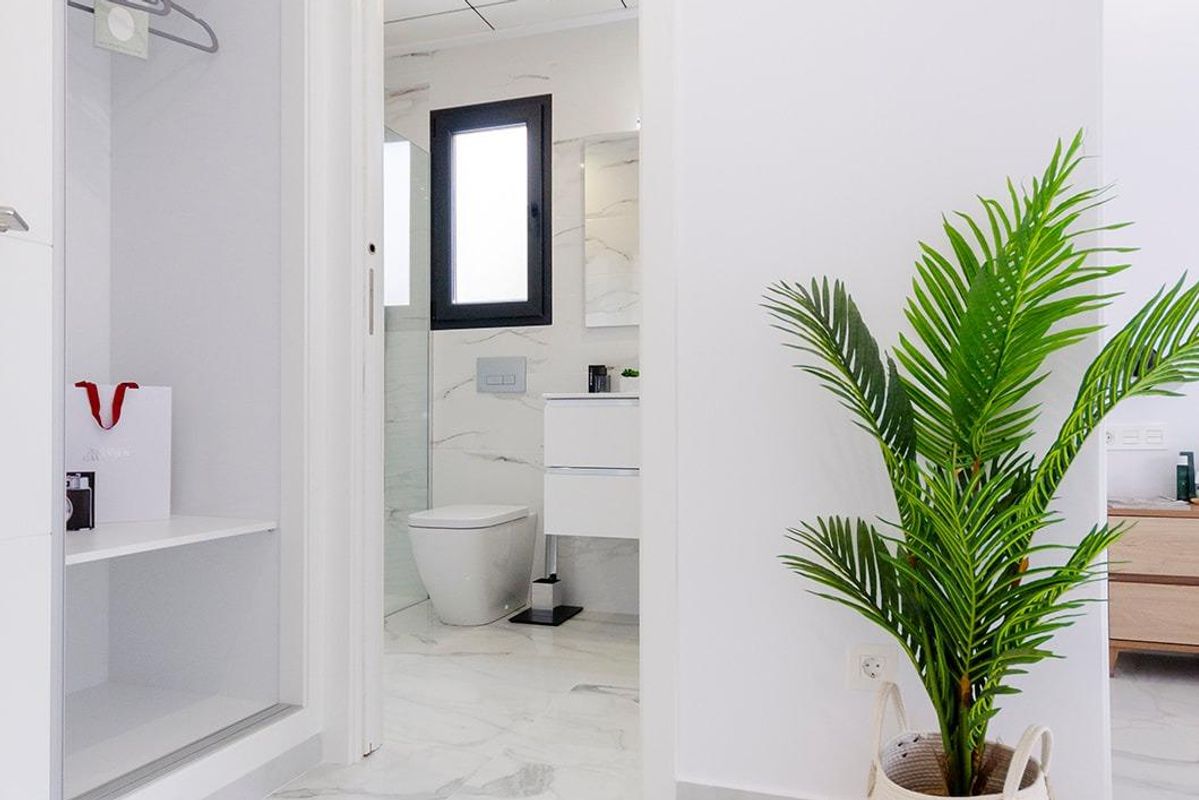 Charmant uitzicht op de badkamer en gang in een stijlvolle 3-slaapkamer villa gelegen in Torrevieja, Costa Blanca.